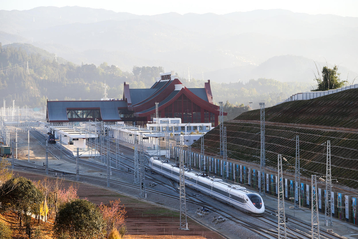 资料图:高铁列车驶入临沧站 图据视觉中国