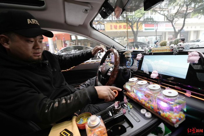 ▲何先生介绍车内摆件