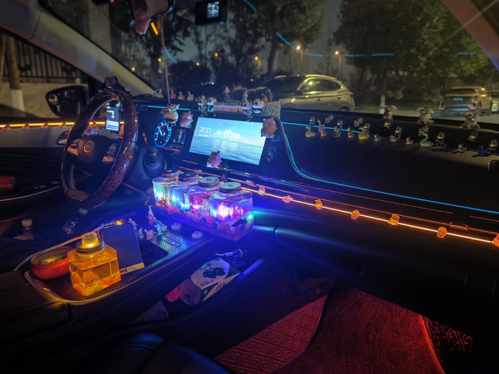 ▲何先生车内琳琅满目的摆件宛如一个“公主房”