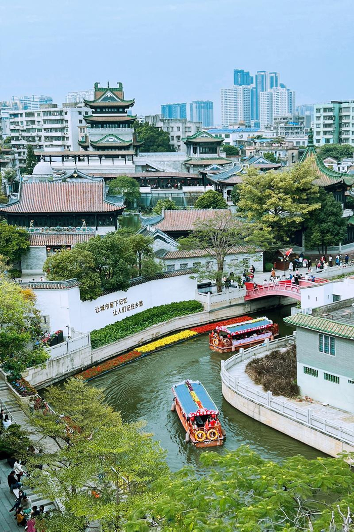 每逢节假日,永庆坊景区内游人如织.