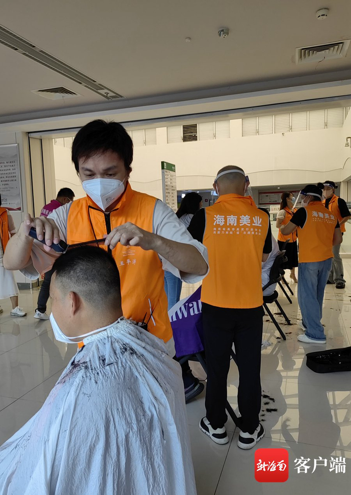 疫情期间王平涛加入爱心义剪志愿者团队，向在防疫一线的工作人员提供义务理发服务。受访者供图