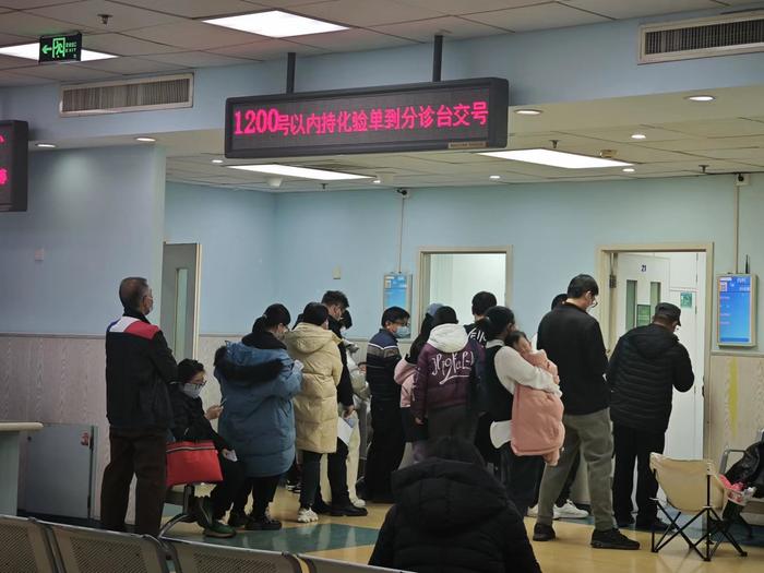 图:11月25日凌晨1点,北京儿童病院内科小夜门诊 张英/摄