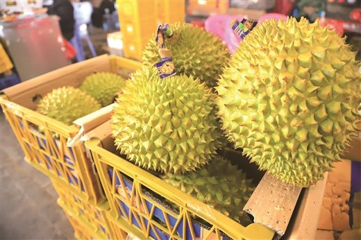 市场上销售的榴莲。 南国早报见习记者 覃玉富摄