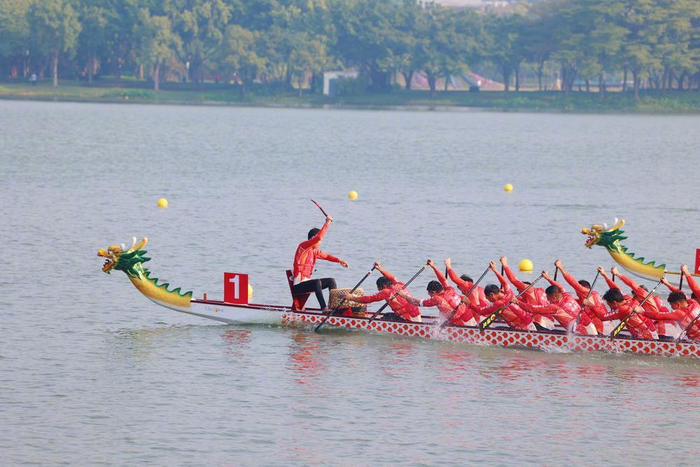 运动健儿们在赛道上奋勇争先