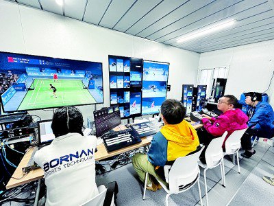 　　图为杭州第19届亚运会羽毛球比赛央视频竖屏转播制作区，用户可在央视频客户端竖屏观看比赛。王涛摄/光明图片