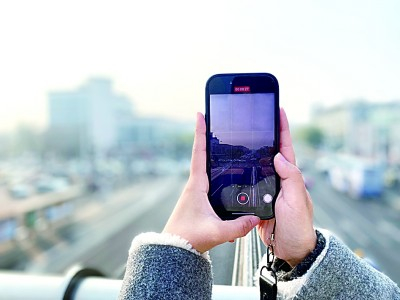 人们利用手机就可以随时随地进行视频创作。李笑萌摄/光明图片