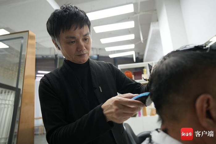 王平涛正在为顾客理发。记者 郑光平 摄