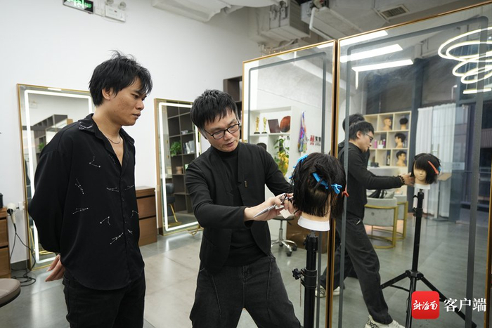 王平涛正在指导助理进行发型设计。记者 郑光平 摄