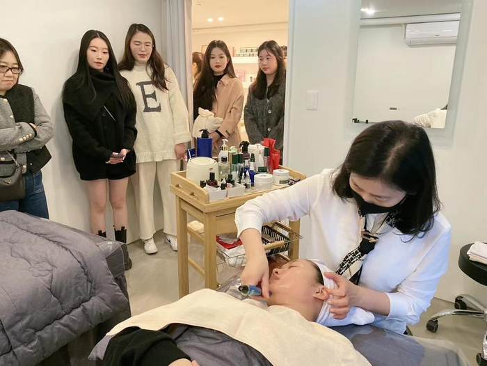 赴韩学员们正在认真接受护肤实践培训