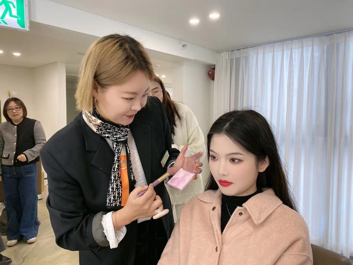 赴韩学员们正在认真接受化妆培训  