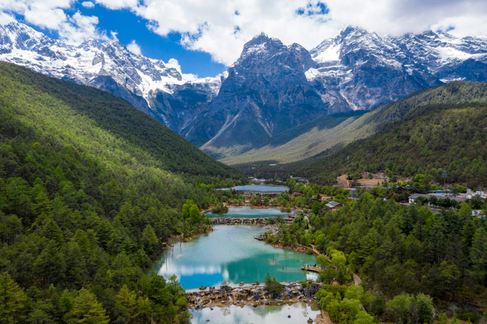 　　玉龙雪山景区蓝月谷景色。