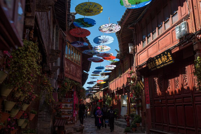 　　游客在丽江古城观光。