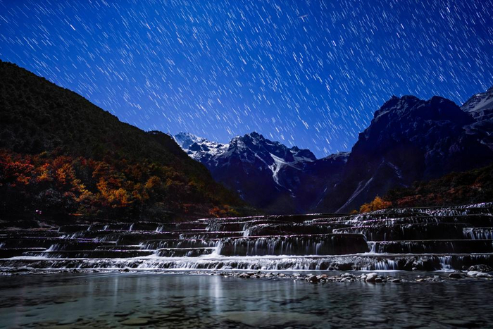 　　夜间在玉龙雪山脚下拍摄的星轨。
