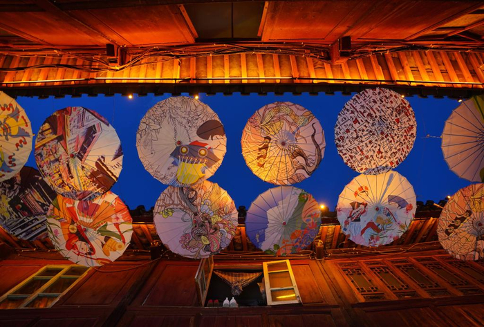 　　夜色中的丽江古城，灯光璀璨，油纸伞古街散发迷人魅力。