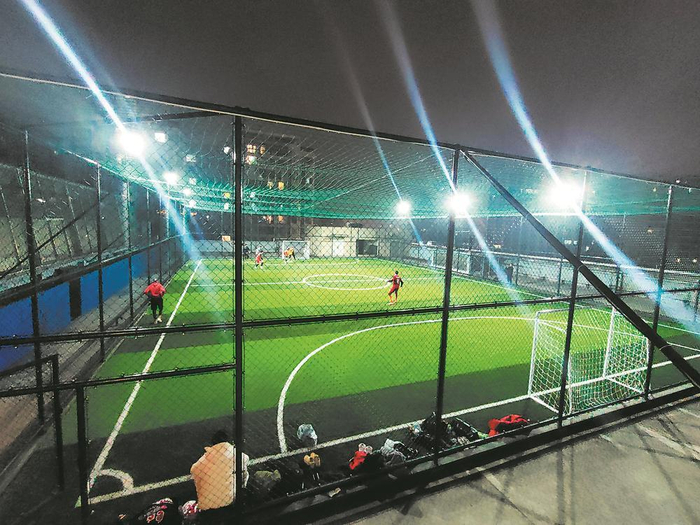 位于楼顶的笼式五人制足球场