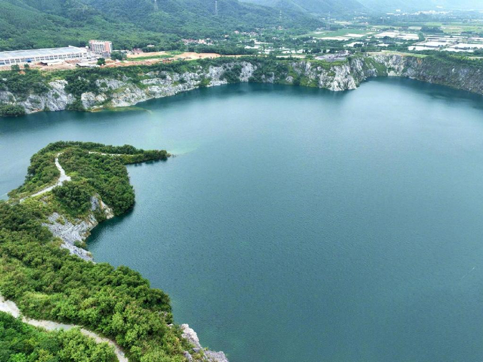 位于佛山三水区南山镇关山肚的“蓝眼泪”矿山湖。羊城晚报·羊城派资料图