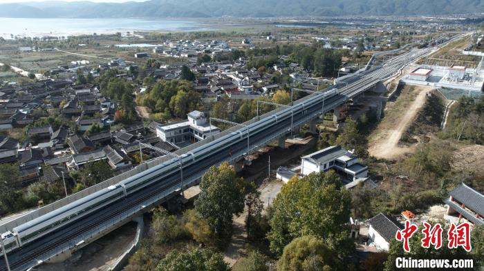 列车穿城而过。中国铁路昆明局集团有限公司融媒体中心供图李振源摄