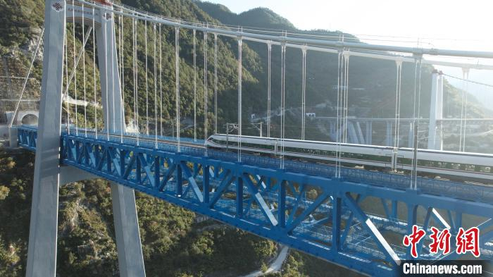 列车驶过虎跳峡金沙江铁路大桥。中国铁路昆明局集团有限公司融媒体中心供图 李振源 摄