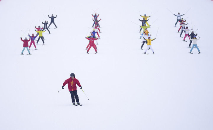 2021年12月18日，在万峰通化滑雪度假区，新中国第一位滑雪冠军单兆鉴（前）在雪道上滑雪。新华社记者 许畅 摄