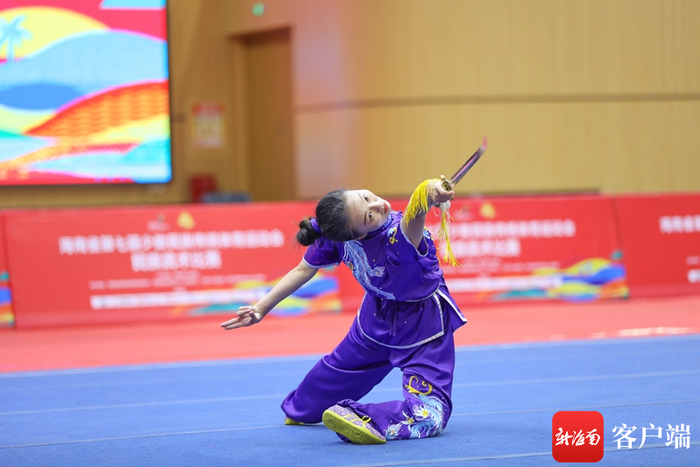 运动员英姿飒爽，挥舞利剑。人民网记者 牛良玉摄