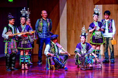 十一月四日，贵州黎平县侗族大歌艺术团为华中师范大学师生现场演唱侗族大歌。光明日报通讯员 蔡颖/摄
