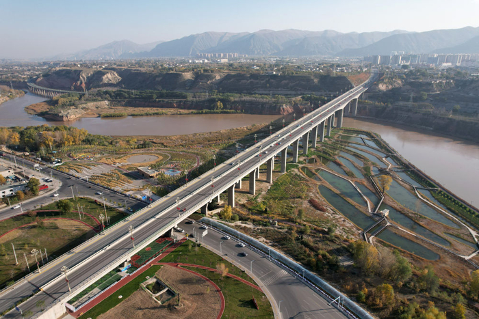 这是10月28日在兰州市红古区拍摄的连接青海与甘肃的川海大桥（无人机照片）。新华每日电讯记者 范培珅 摄
