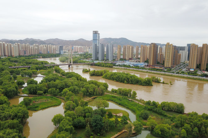 这是7月3日在兰州市安宁区拍摄的银滩湿地公园景色（无人机照片）。新华每日电讯记者 范培珅 摄