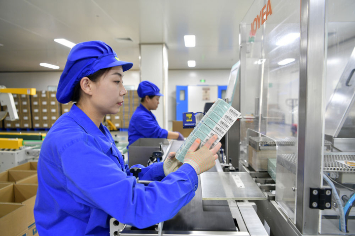 在兰州高新区定连园区的一家药业股份有限公司，工作人员在药品生产线上忙碌（8月30日 摄）。新华每日电讯记者 范培珅 摄