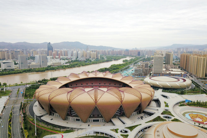 这是在兰州市七里河区拍摄黄河沿岸的兰州奥体中心（无人机照片）。新华每日电讯记者 范培珅 摄