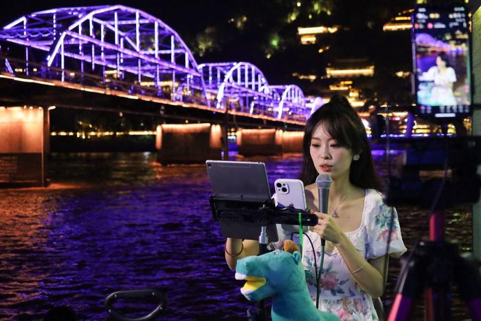 7月27日，主播在黄河兰州段中山桥附近直播。新华每日电讯记者 马希平 摄