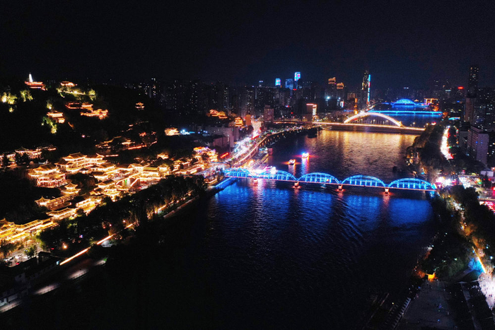 这是7月27日在兰州市城关区拍摄的黄河兰州段夜景（无人机照片）。新华每日电讯记者 范培珅 摄