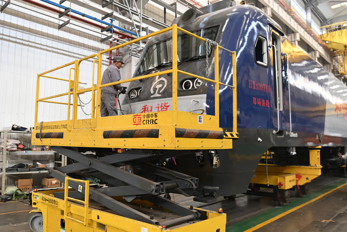 在位于兰州市安宁区的中车兰州机车有限公司，工作人员在机车检修线上作业（11月13日 摄）。新华每日电讯记者 范培珅 摄