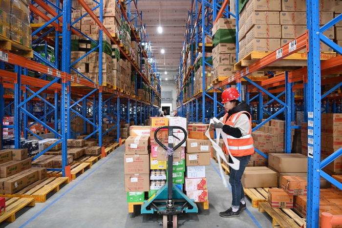 在兰州市皋兰县丰恩皋兰现代物流园，工作人员转运物品（11月12日 摄）。新华每日电讯记者 范培珅 摄