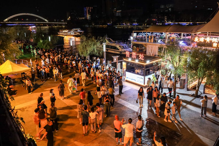 7月27日，游客在黄河兰州段白塔山码头排队乘船。新华每日电讯记者 马希平 摄