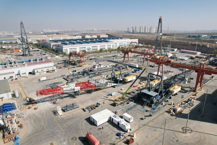 　　这是10月16日拍摄的兰州新区兰石集团高端装备产业园生产现场（无人机照片）。新华每日电讯记者 范培珅 摄