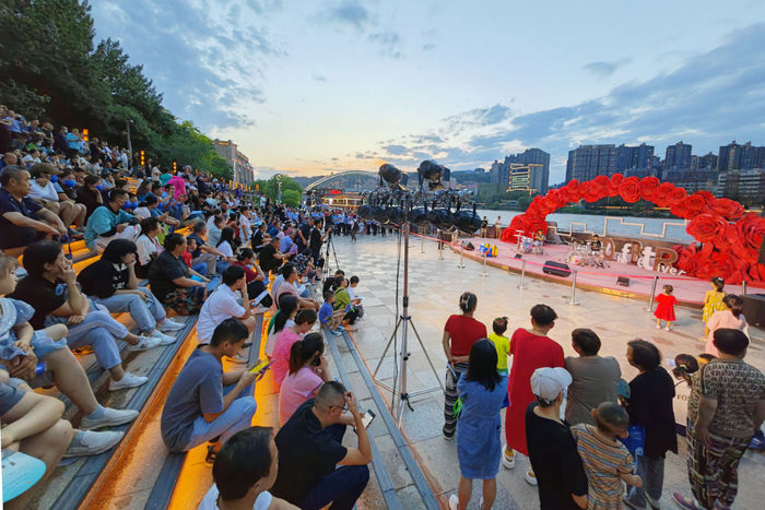 在兰州市城关区黄河岸边，游客欣赏黄河之滨百日千场音乐展演活动的演出（7月19日 摄）。新华每日电讯记者 范培珅 摄
