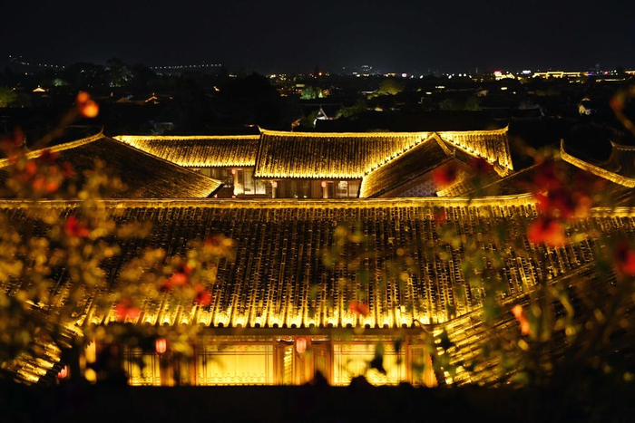 　　夜幕中的丽江古城灯光璀璨。