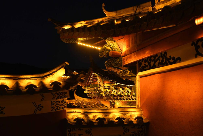 　　夜幕下的独克宗古城建筑。