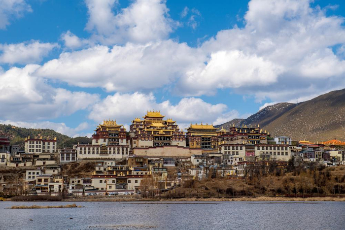 　　松赞林寺一景。