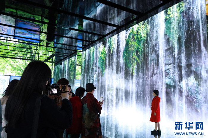 游客们在南昌市规划展示中心内拍照留念。新华网发 谭茜予 摄pagebreak