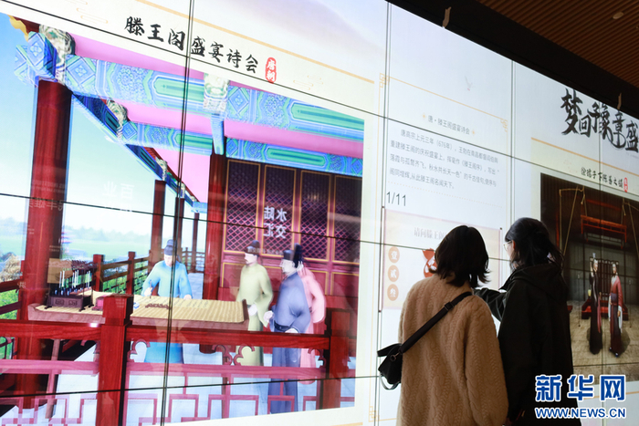 游客们正在南昌市规划展示中心内互动体验。新华网 谭茜予 摄pagebreak