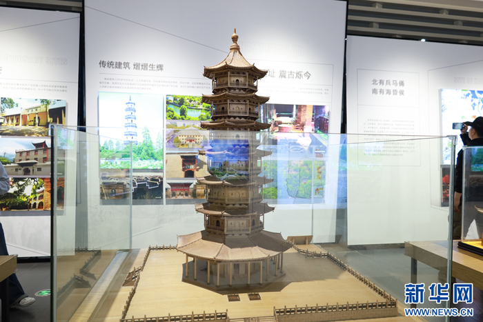 南昌市规划展示中心内展示的滕王阁模型。新华网 谭茜予 摄