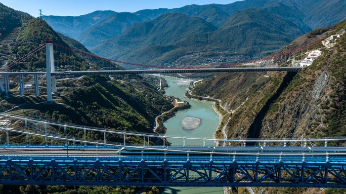 　　11月26日，列车驶过虎跳峡金沙江铁路大桥。