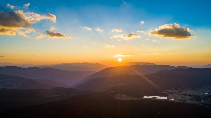 　　在玉龙雪山风景区拍摄的日出美景。
