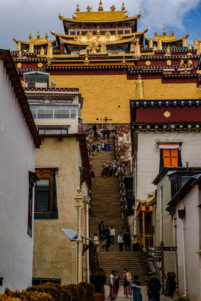 　　游人在松赞林寺参观游玩。