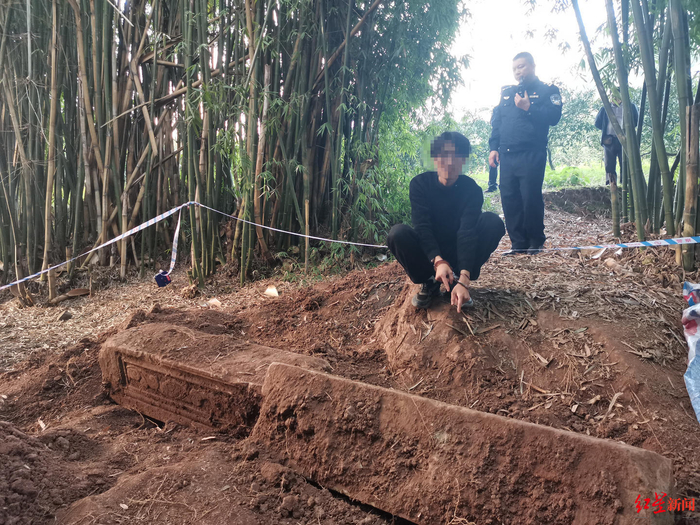 ▲嫌疑人姚某赛指认现场