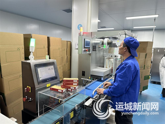 天圣制药员工在自动包装流水线上作业。记者 朱姝 摄