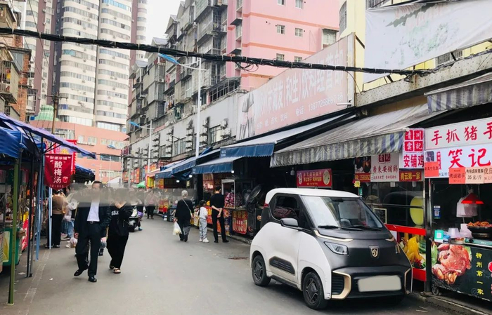 菜市场街边停放的小E｜图源自作者