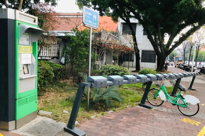 街道上空置的市民单车站｜图源自作者
