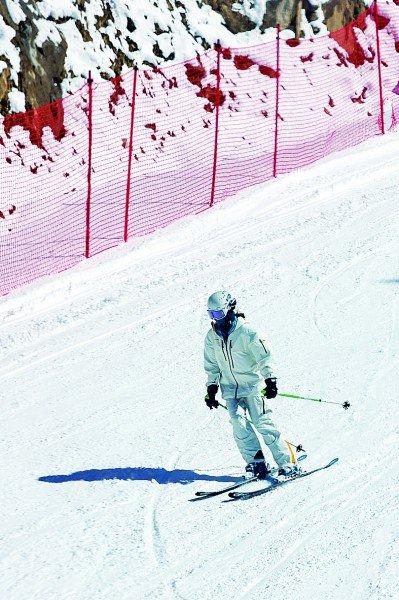 游客在新疆富蕴县可可托海国际滑雪度假区滑雪游玩 新华社发